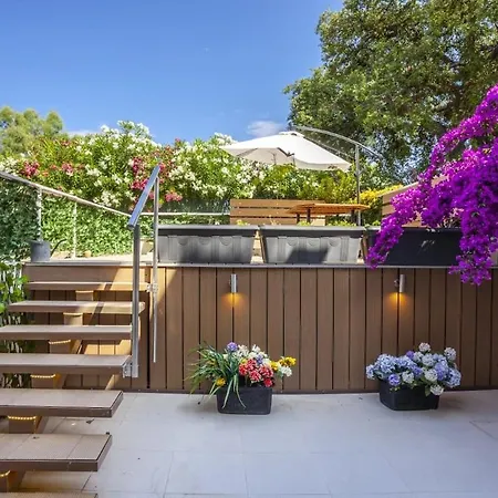 Cozy Summer House By The