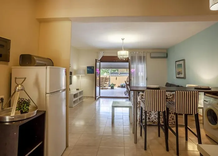 Cozy Summer House By The