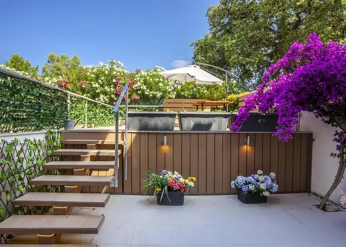 Cozy Summer House By The