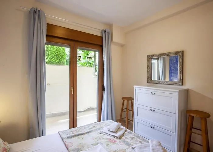 Cozy Summer House By The 公寓 *