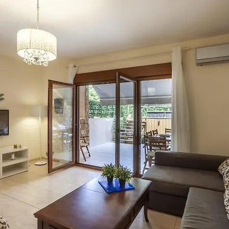 شقة Cozy Summer House By The