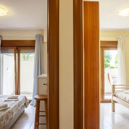 Cozy Summer House By The شقة